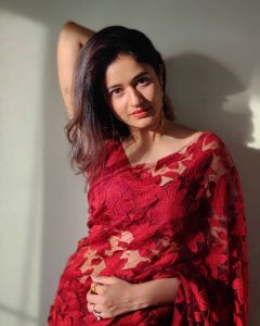1_poonam-bajwa-pictures-020