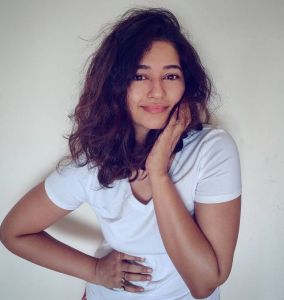1_poonam-bajwa-pictures-021