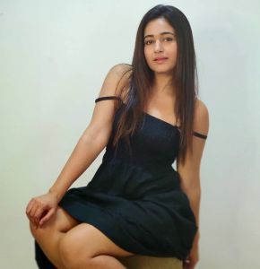 2_poonam-bajwa-pictures-007