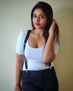 2_poonam-bajwa-pictures-012