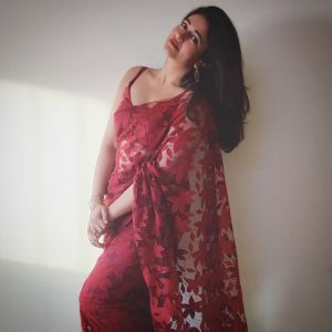 3_poonam-bajwa-pictures-002