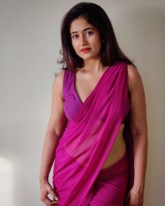3_poonam-bajwa-pictures-003