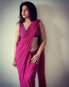 3_poonam-bajwa-pictures-004