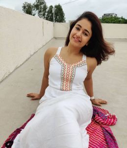3_poonam-bajwa-pictures-007