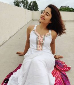 3_poonam-bajwa-pictures-008