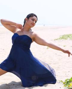 poonam-bajwa-beach-photoshoot-photos-001
