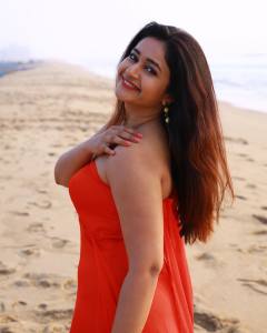 poonam-bajwa-beach-photoshoot-photos-002