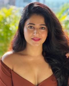 poonam-bajwa-beach-photoshoot-photos-003