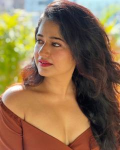 poonam-bajwa-beach-photoshoot-photos-004