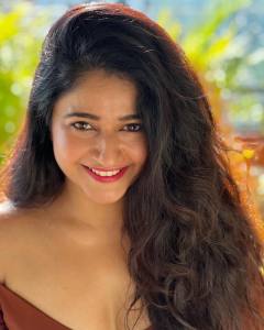 poonam-bajwa-beach-photoshoot-photos-005