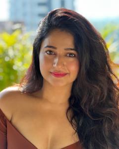 poonam-bajwa-beach-photoshoot-photos-006