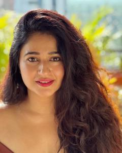 poonam-bajwa-beach-photoshoot-photos-007