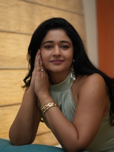 poonam-bajwa-latest-pics-003