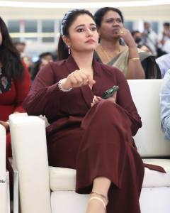 poonam-bajwa-promotion-event-photos-004