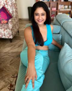 poonam-bajwa-trending-photos-004
