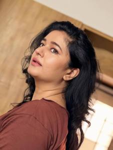 poonam-bajwa-viral-photoshoot-photos-024