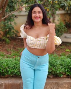poonam-bajwa-wearing-jeans-and-short-top-pictures-001