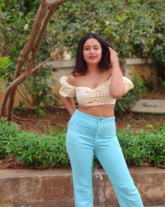 poonam-bajwa-wearing-jeans-and-short-top-pictures-002
