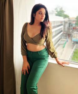 poonam-bajwa-wearing-jeans-and-short-top-pictures-005