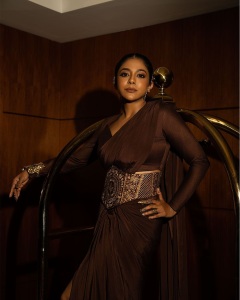 poornima-indrajith-in-coffee-brown-saree-styling-ideas-photos-003