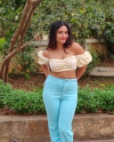 poonam-bajwa-wearing-jeans-and-short-top-pictures
