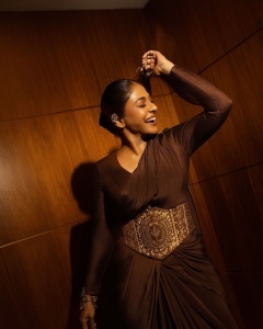 poornima-indrajith-in-coffee-brown-saree-styling-ideas-photos-001