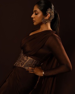 poornima-indrajith-in-coffee-brown-saree-styling-ideas-photos