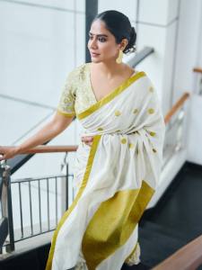 poornima-indrajith-in-kerala-saree-by-pranaah-005