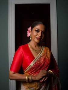 poornima-indrajith-in-onam-trending-outfit-and-makeup-style-ideas-photos-001