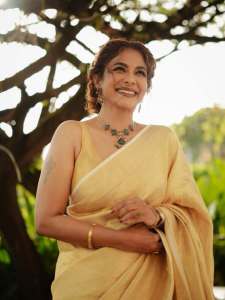 poornima-indrajith-in-saree-with-stylish-hairstyles-photos-001
