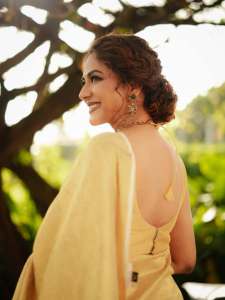 poornima-indrajith-in-saree-with-stylish-hairstyles-photos-003