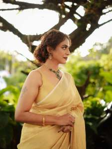 poornima-indrajith-in-saree-with-stylish-hairstyles-photos-005