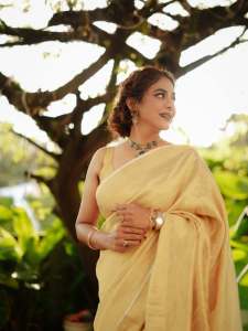 poornima-indrajith-in-saree-with-stylish-hairstyles-photos-006