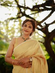 poornima-indrajith-in-saree-with-stylish-hairstyles-photos-007