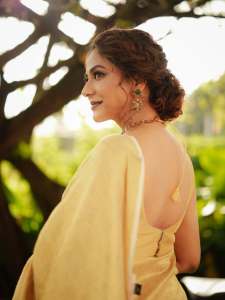 poornima-indrajith-in-saree-with-stylish-hairstyles-photos-008