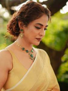poornima-indrajith-in-saree-with-stylish-hairstyles-photos-009