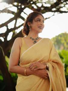 poornima-indrajith-in-saree-with-stylish-hairstyles-photos-011