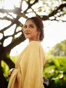 poornima-indrajith-in-saree-with-stylish-hairstyles-photos-012