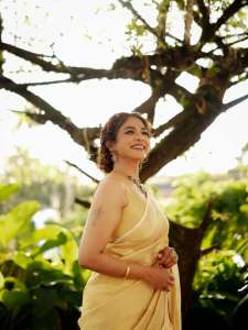 poornima-indrajith-in-saree-with-stylish-hairstyles-photos-013