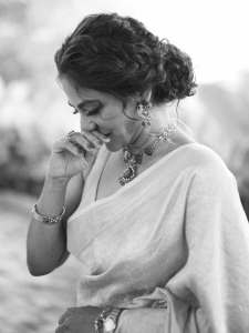 poornima-indrajith-in-saree-with-stylish-hairstyles-photos-016