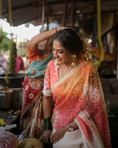 poornima-indrajith-in-saree-with-stylish-hairstyles-photos-017