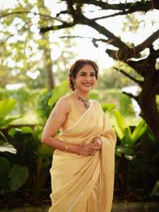 poornima-indrajith-in-saree-with-stylish-hairstyles-photos