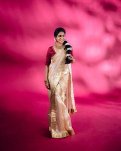 poornima-indrajith-in-traditional-saree-with-maroon-blouse-images-latest-001