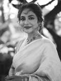 poornima-indrajith-in-saree-with-stylish-hairstyles-photos-015