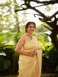 poornima-indrajith-in-saree-with-stylish-hairstyles-photos