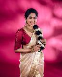 poornima-indrajith-in-traditional-saree-with-maroon-blouse-images-latest-002