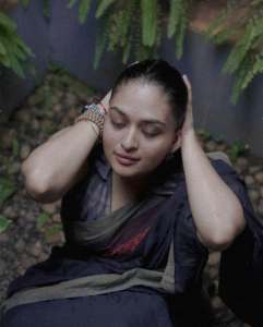 prayaga-martin-in-saree-with-deep-v-neck-sleeveless-blouse-photos-002