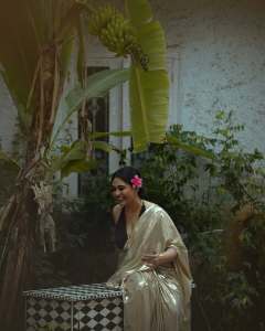 prayaga-martin-in-saree-with-deep-v-neck-sleeveless-blouse-photos-011