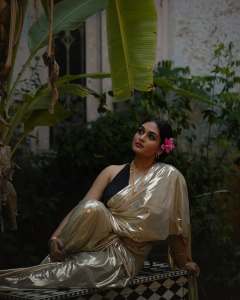 prayaga-martin-in-saree-with-deep-v-neck-sleeveless-blouse-photos-014
