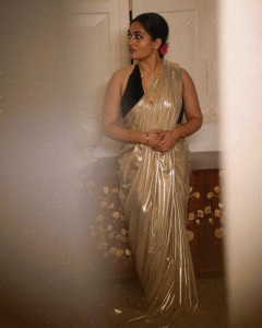 prayaga-martin-in-saree-with-deep-v-neck-sleeveless-blouse-photos-020
